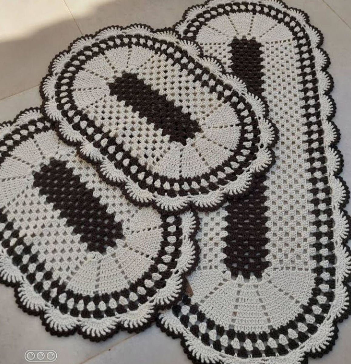 Kit de banheiro preto e branco em crochê