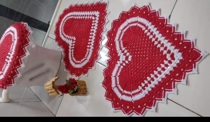 Kit de banheiro vermelho e branco em crochê